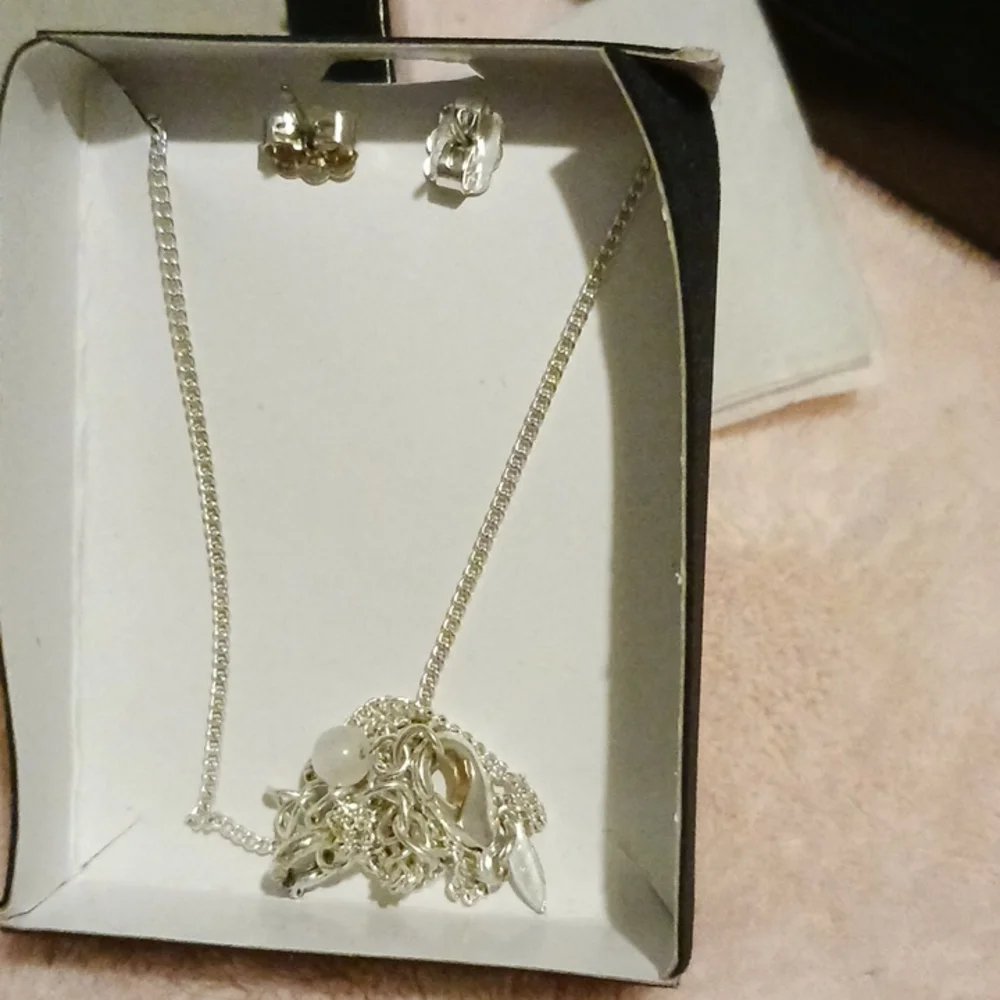 Avon Milla Gift Set. NWOT. - Picture 2 of 6